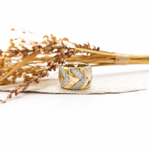 Anillo elegancia simétrica