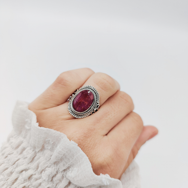Anillo rubí natural con base abombada