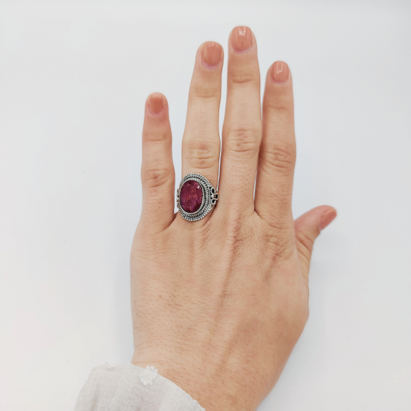 Anillo rubí natural con base abombada