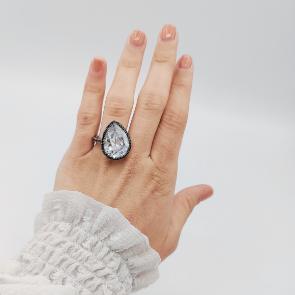 Anillo gota brillante