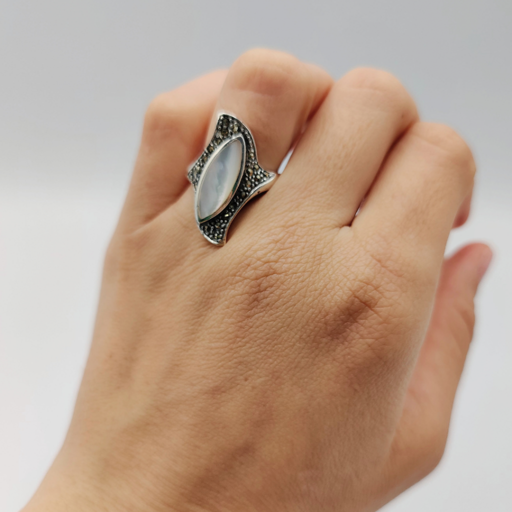 Anillo estilo vintage nácar y marquesitas
