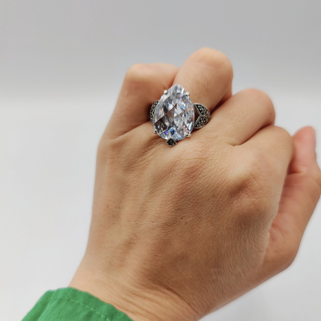 Anillo gota de circonita