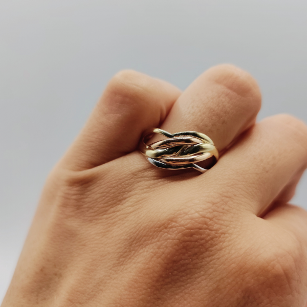 anillo entrelazado redondeado con líneas de oro blanco y oro rosa