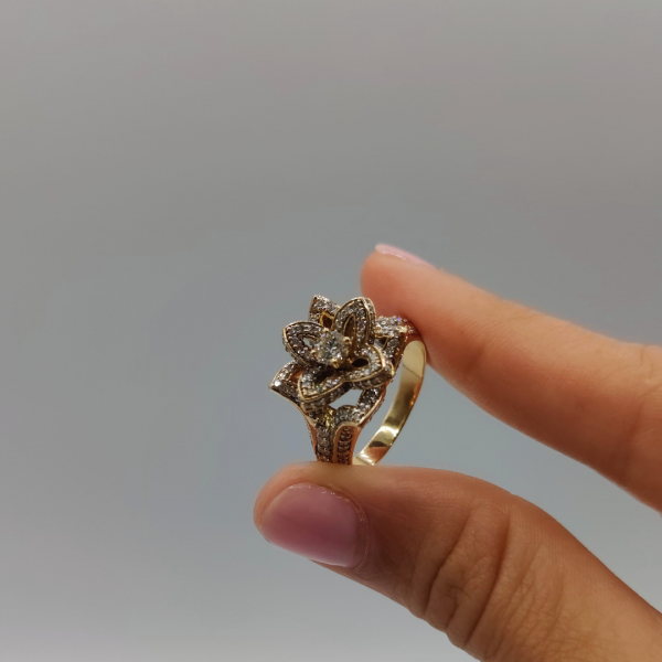 Anillo flor 3 D en diamantes