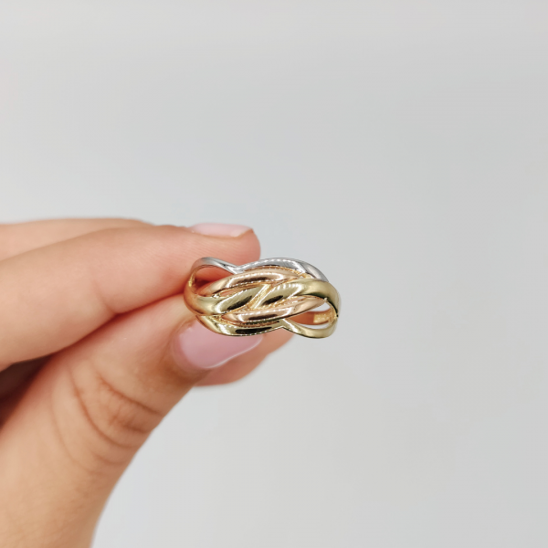 anillo entrelazado redondeado con líneas de oro blanco y oro rosa
