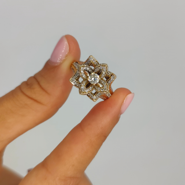 Anillo flor 3 D en diamantes