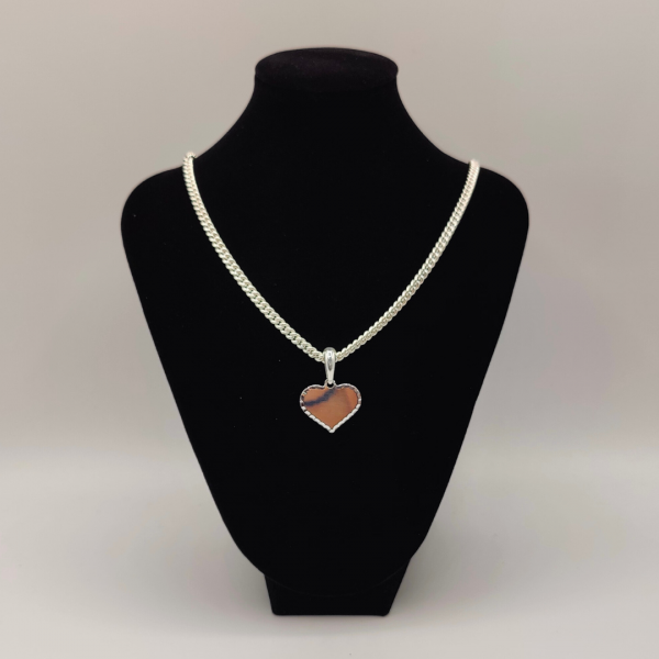 Colgante Corazón de Plata con Detalle en los Bordes