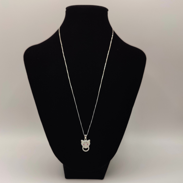 Collar de Plata con Colgante de Cabeza de Leopardo y Ojos Rosas