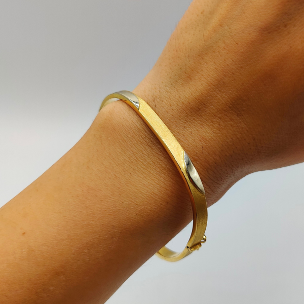 Brazalete Cuadrado de Oro de 18K con Detalles en Oro Blanco