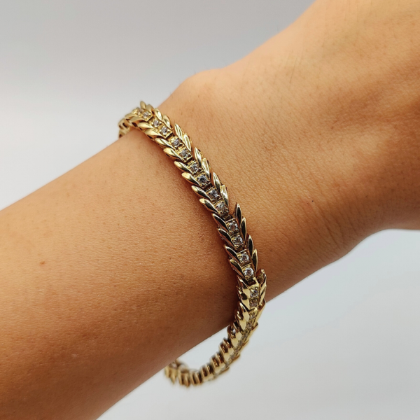 Pulsera Espina de Pez de Oro de 18K con Circonitas y Cierre de Cajón