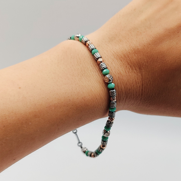 pulsera de plata con bolitas de colores azules