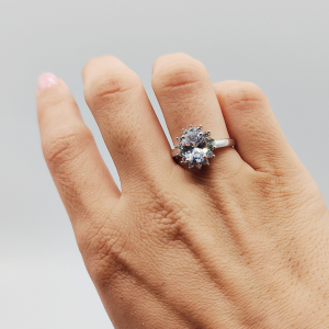 Anillo Flor con Circonitas Ajustable