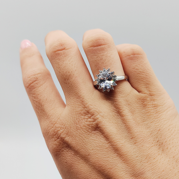 Anillo Flor con Circonitas Ajustable