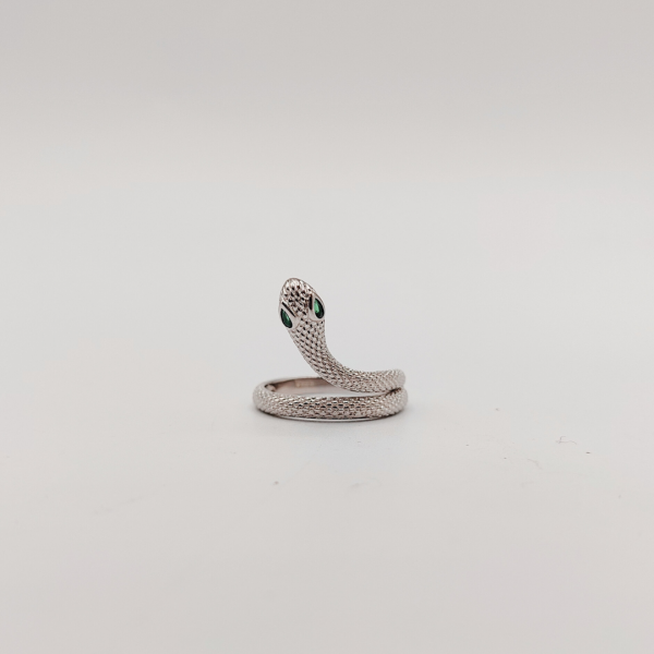 Anillo Serpiente con Textura y Ojos Verdes