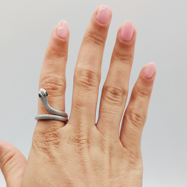 Anillo Serpiente con Textura y Ojos Verdes