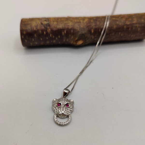 Collar de Plata con Colgante de Cabeza de Leopardo y Ojos Rosas