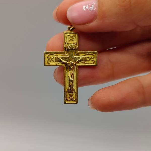 Cruz de oro de 18 k con jesucristo