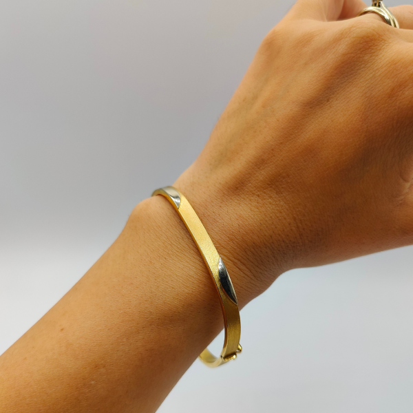 Brazalete Cuadrado de Oro de 18K con Detalles en Oro Blanco