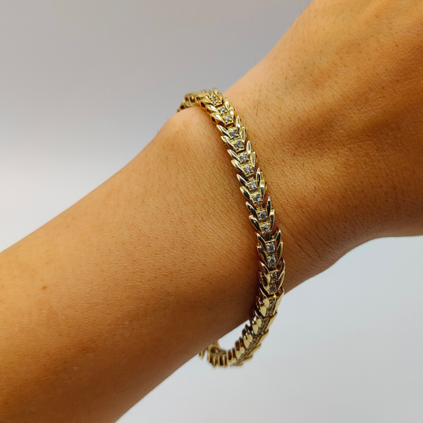 Pulsera Espina de Pez de Oro de 18K con Circonitas y Cierre de Cajón