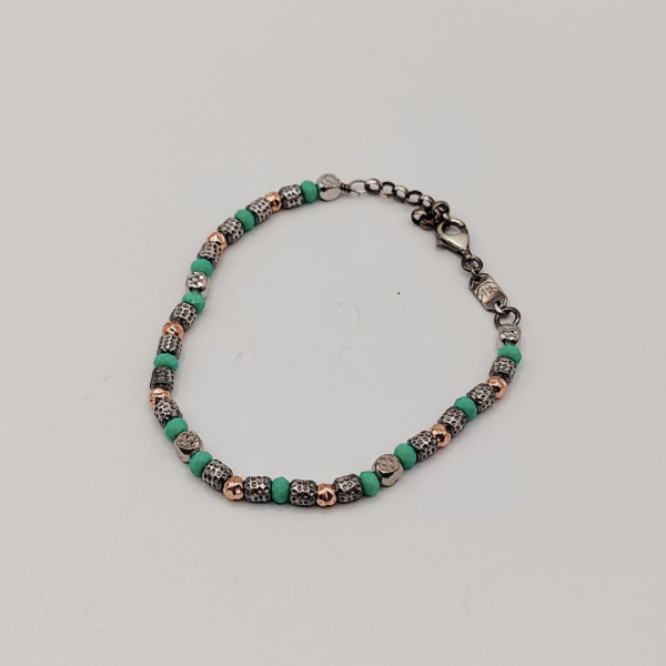 pulsera de plata con bolitas de colores azules
