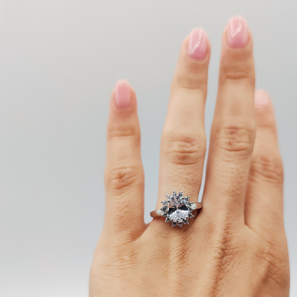 Anillo Flor con Circonitas Ajustable
