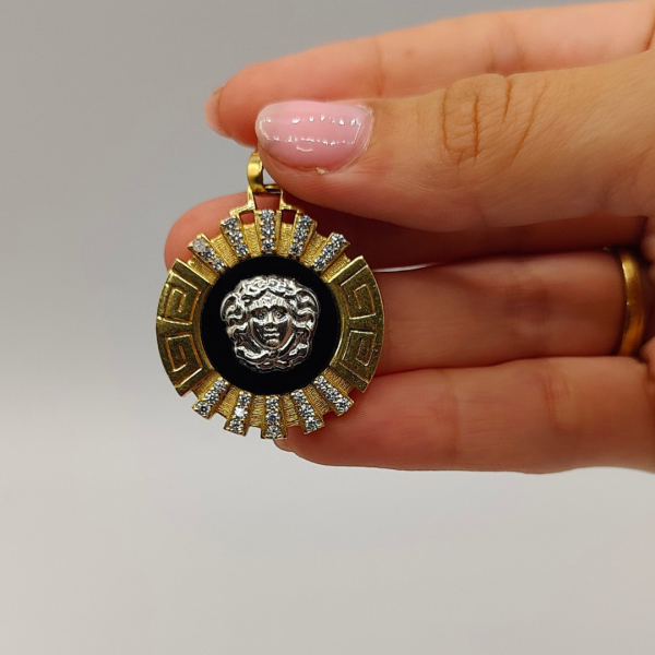 Medalla Redonda con Circonitas, Logo Estilo Versace Grabado y Medusa en Relieve sobre Cristal Negro