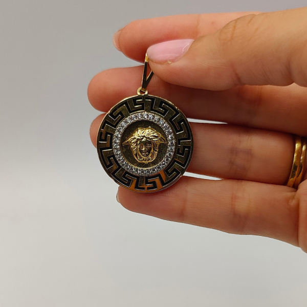 Medalla Redonda con Logo Estilo Versace, Circonitas alrededor y Medusa en Relieve en el Centro