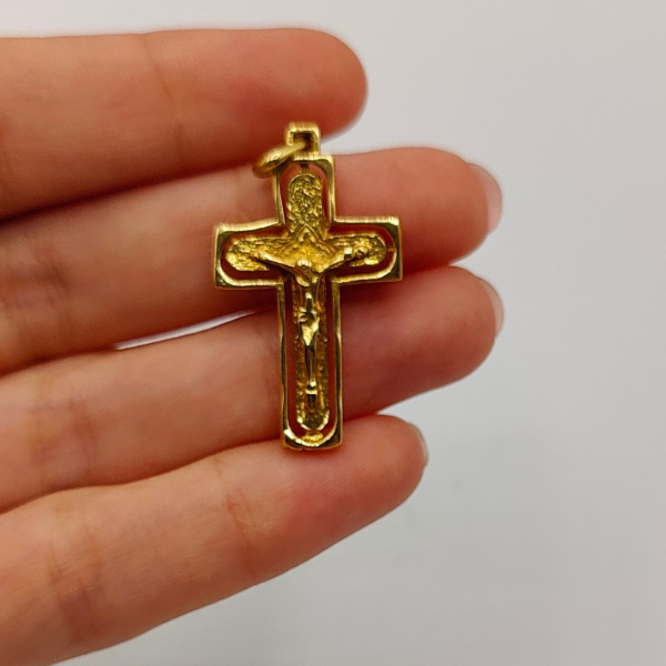 Cruz de oro de 18 quilates
