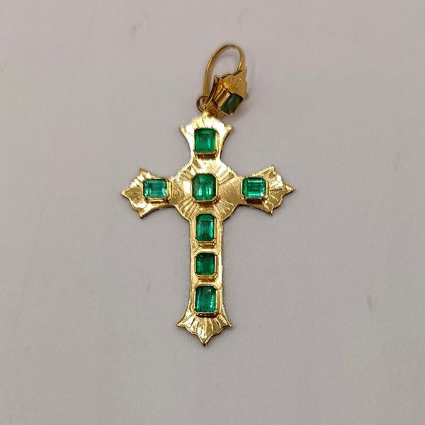 Cruz de Oro de 18K con Esmeraldas