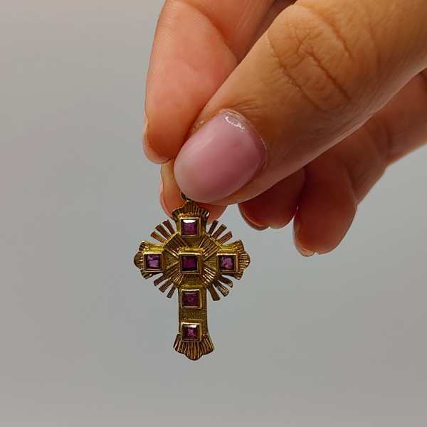 Cruz de Oro de 18K con Rubíes
