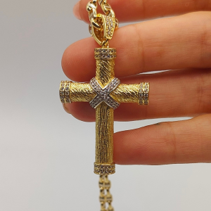 Colgante cruz en oro de 18 k con detalles de circonitas