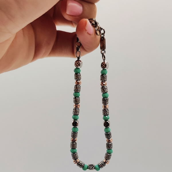pulsera de plata con bolitas de colores azules