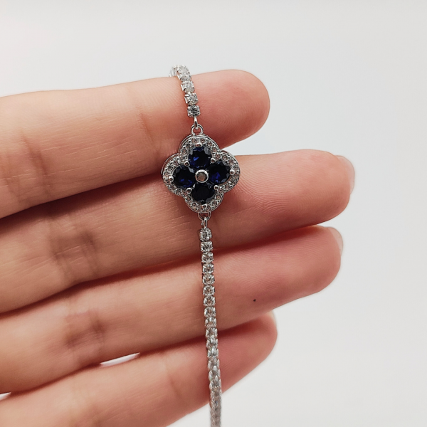 Pulsera de Circonitas con Flor Azul en el Centro