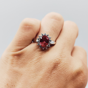 Anillo Flor con Circonitas Fucsia Ajustable