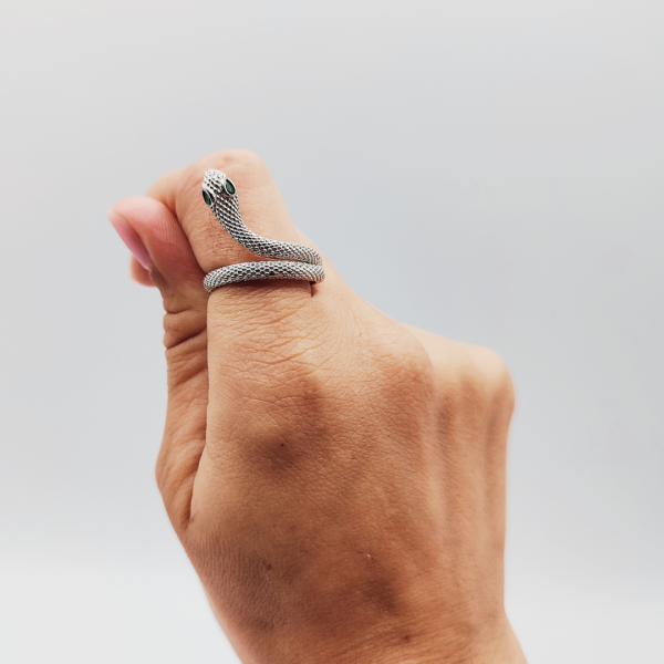 Anillo Serpiente con Textura y Ojos Verdes