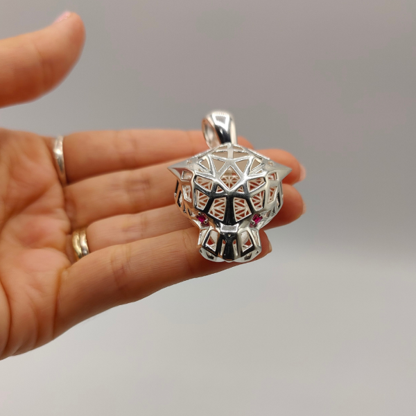Colgante Cabeza de Leopardo con Ojos Rosas
