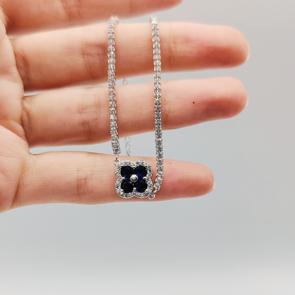 Pulsera de Circonitas con Flor Azul en el Centro