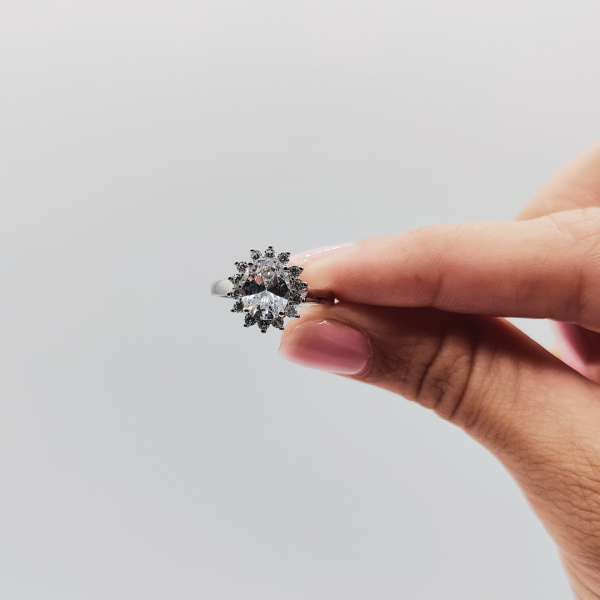 Anillo Flor con Circonitas Ajustable