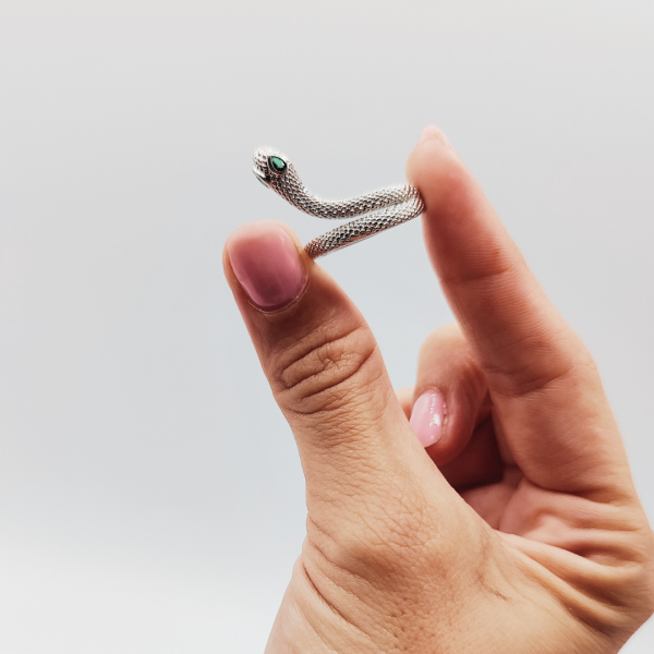 Anillo Serpiente con Textura y Ojos Verdes
