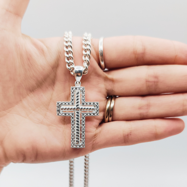 Colgante Cruz de Plata con Borde de Circonitas