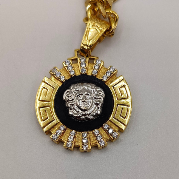Medalla Redonda con Circonitas, Logo Estilo Versace Grabado y Medusa en Relieve sobre Cristal Negro
