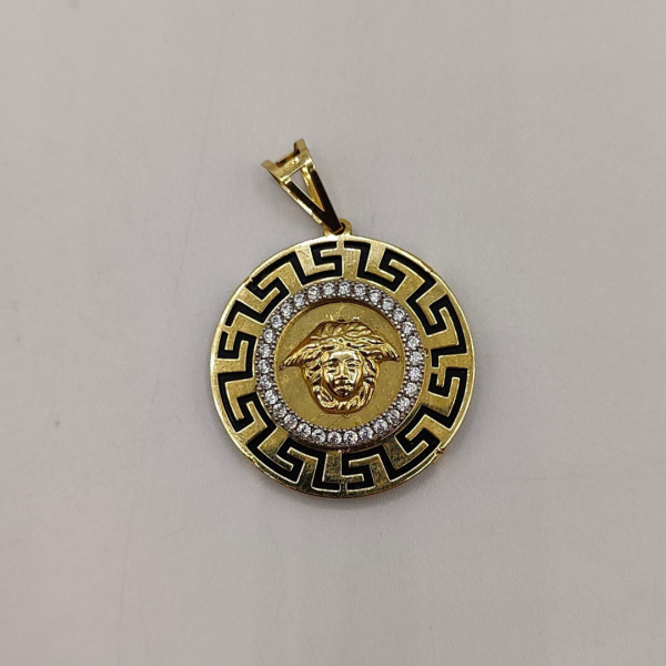Medalla Redonda con Logo Estilo Versace, Circonitas alrededor y Medusa en Relieve en el Centro