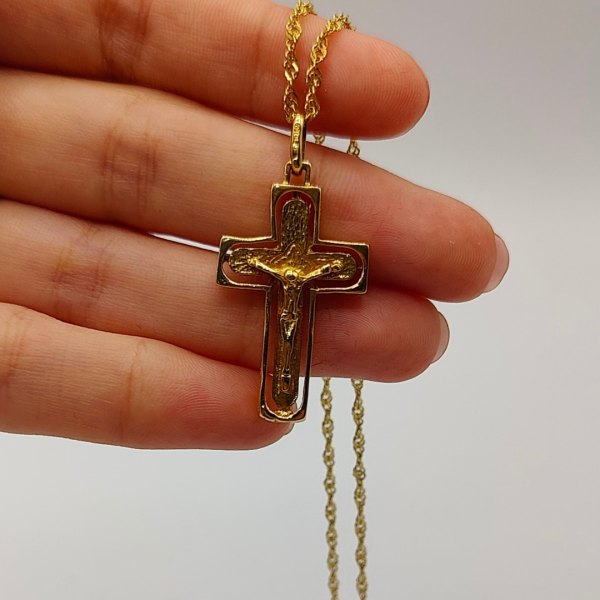 Cruz de oro de 18 quilates