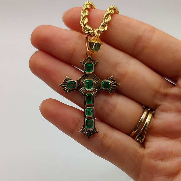 Cruz de Oro de 18K con Esmeraldas