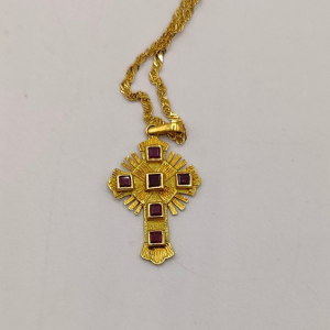 Cruz de Oro de 18K con Rubíes