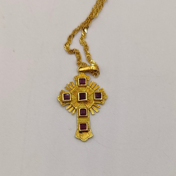 Cruz de Oro de 18K con Rubíes