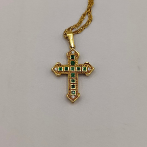Cruz de Oro de 18K con Diamantes y Esmeraldas