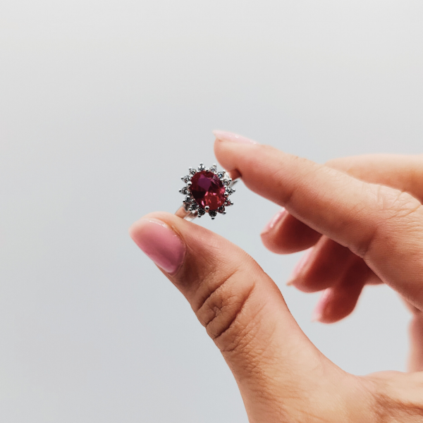 Anillo Flor con Circonitas Fucsia Ajustable