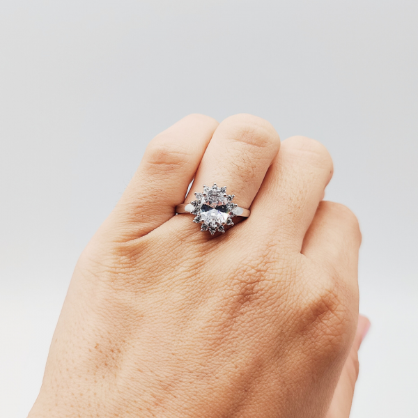 Anillo Flor con Circonitas Ajustable