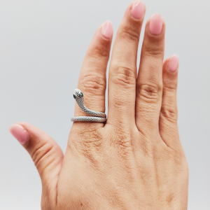 Anillo Serpiente con Textura y Ojos Verdes